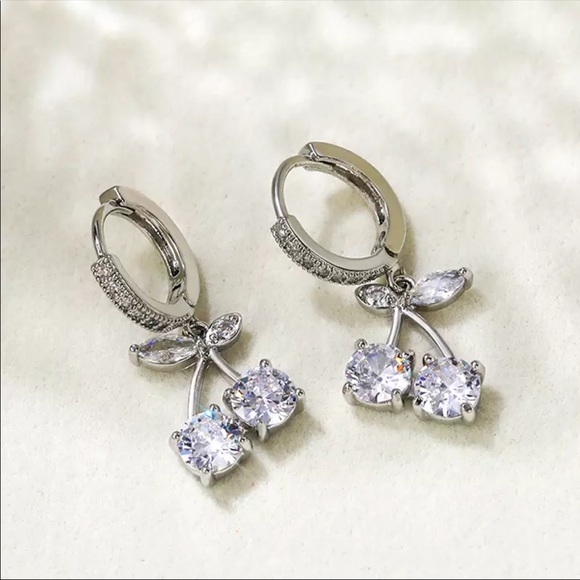 Jewelry - New Women’s Silver Plated Dangle Diamond Earrings